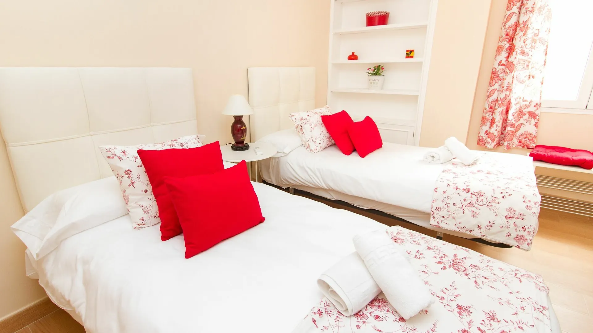 Spanish Apartment Into Cathedral Square By La Recepcion Malaga