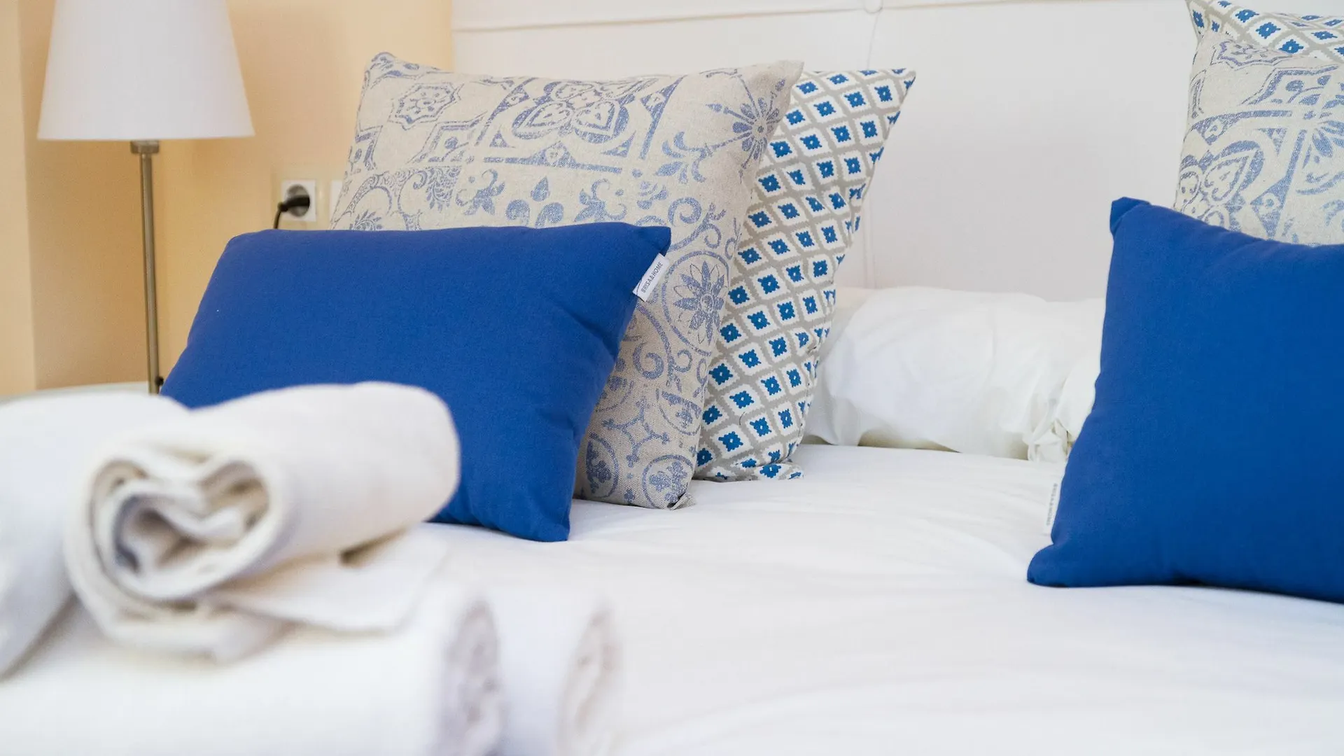 Spanish Apartment Into Cathedral Square By La Recepcion Malaga
