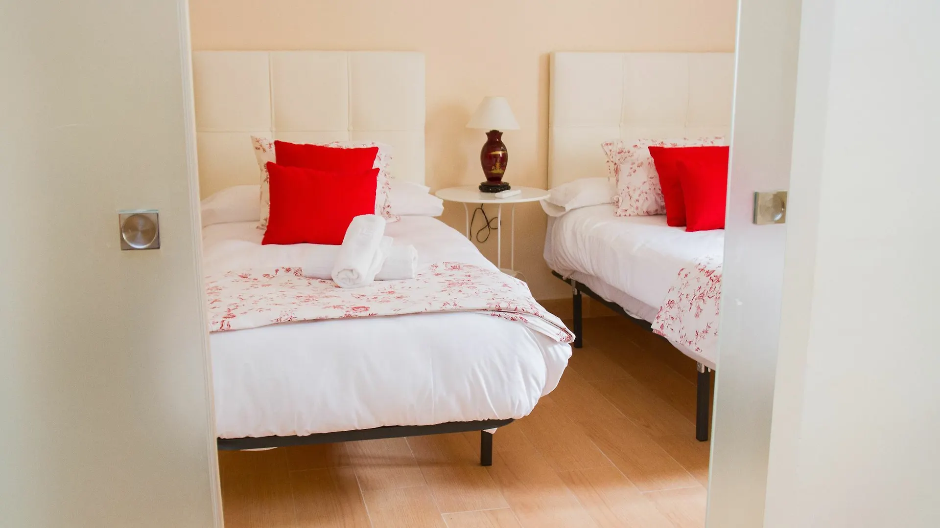 Spanish Apartment Into Cathedral Square By La Recepcion Malaga 0*,