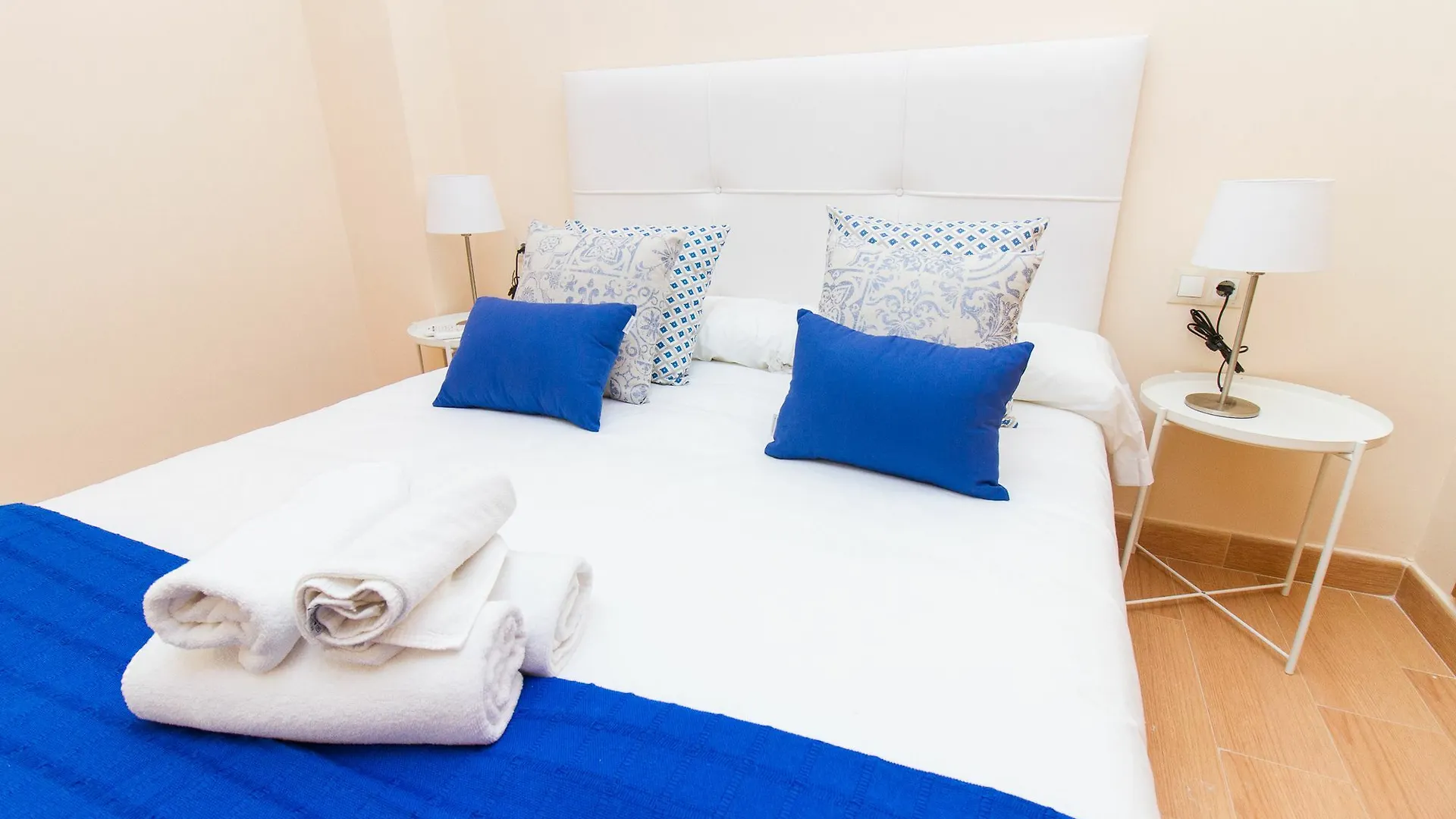 Spanish Apartment Into Cathedral Square By La Recepcion Malaga