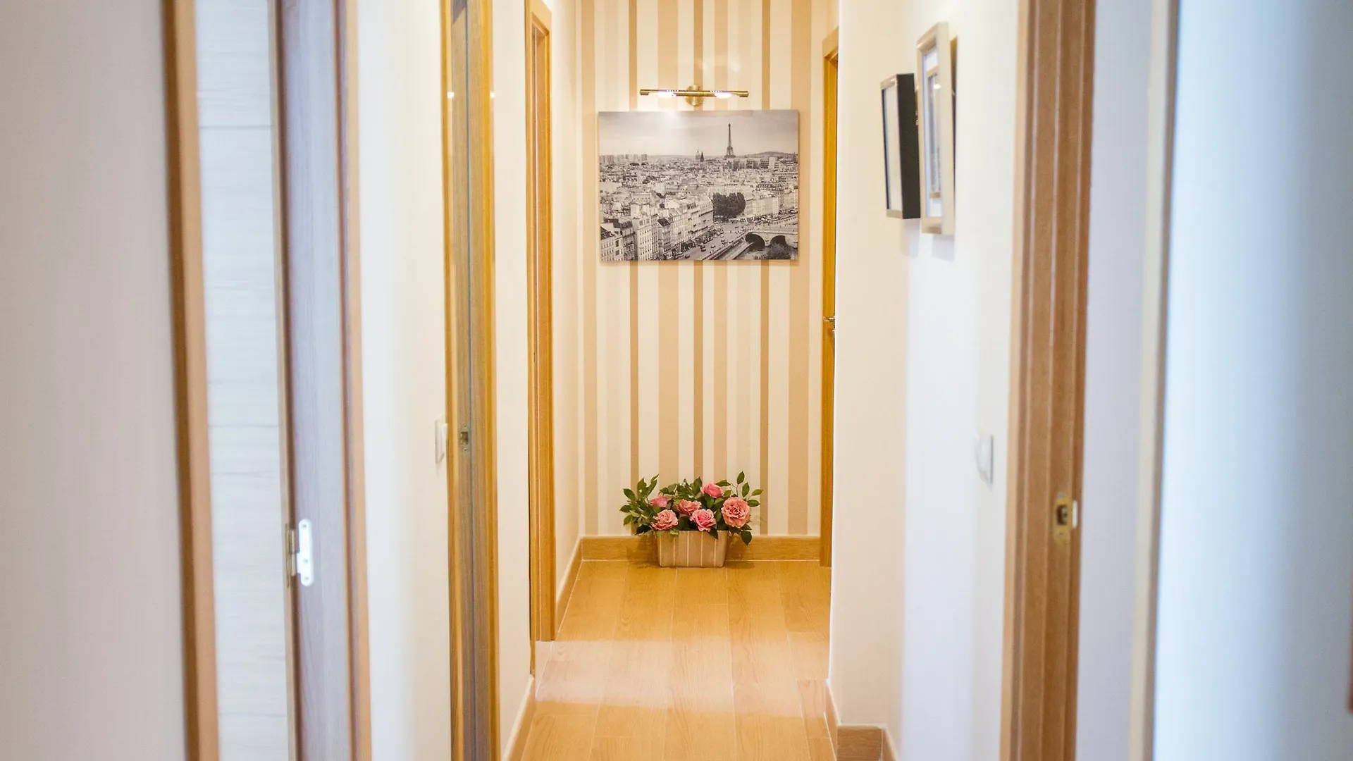 Spanish Apartment Into Cathedral Square By La Recepcion Malaga