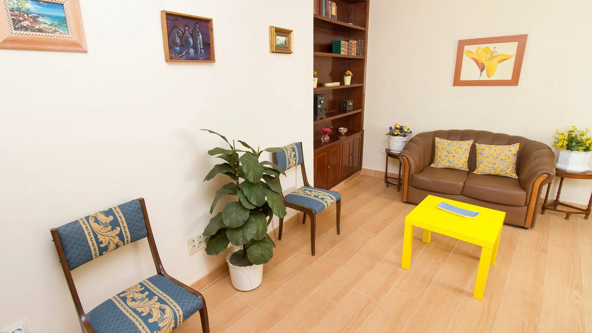 Spanish Apartment Into Cathedral Square By La Recepcion Malaga