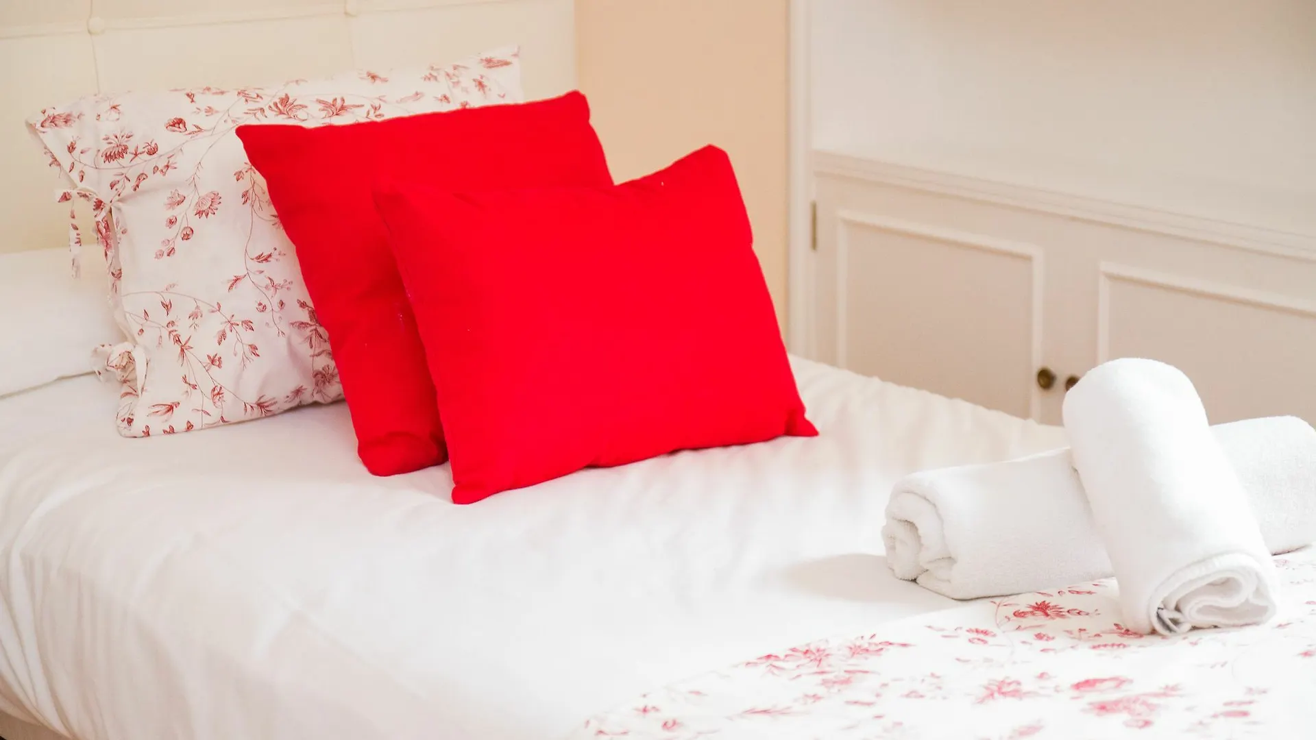 Spanish Apartment Into Cathedral Square By La Recepcion Malaga