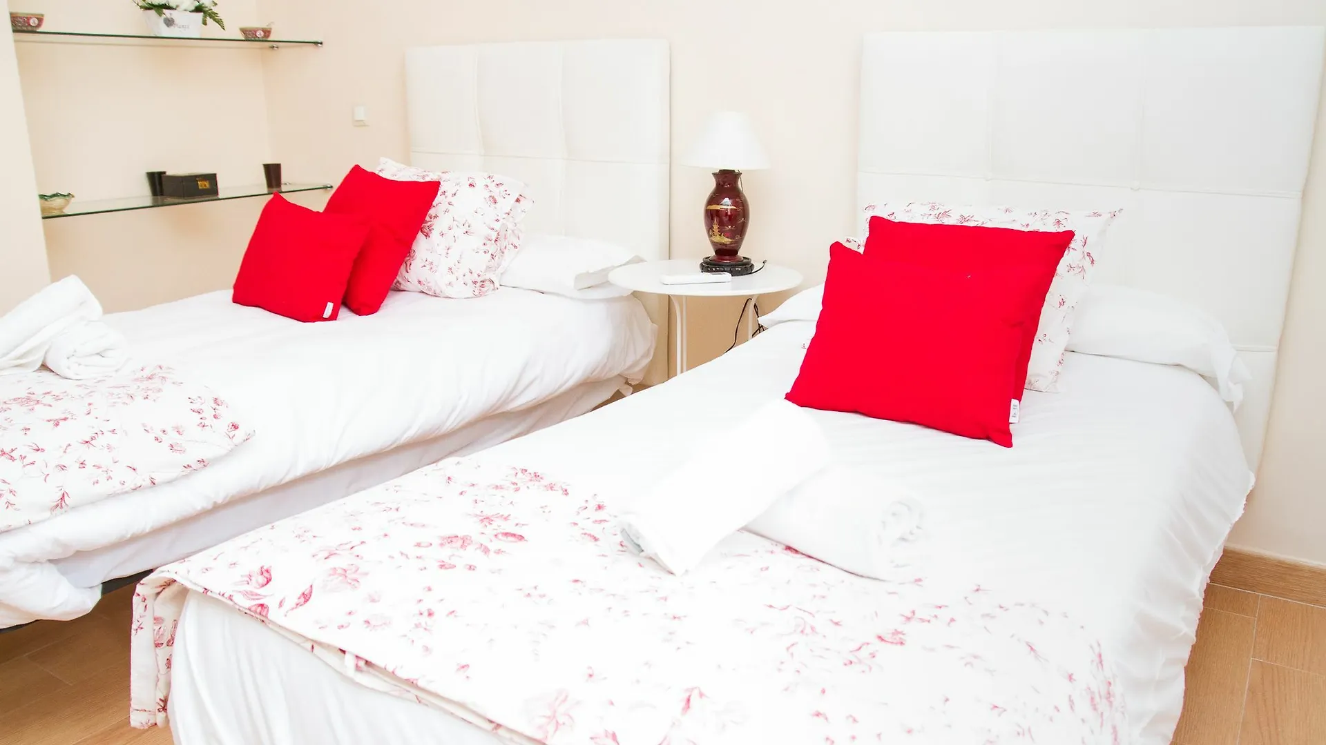Spanish Apartment Into Cathedral Square By La Recepcion Malaga 0*,