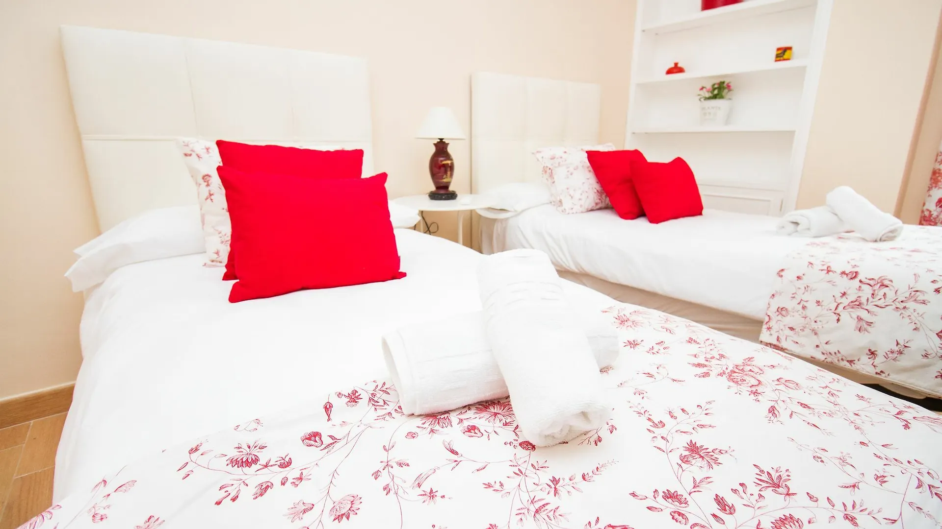 Spanish Apartment Into Cathedral Square By La Recepcion Malaga
