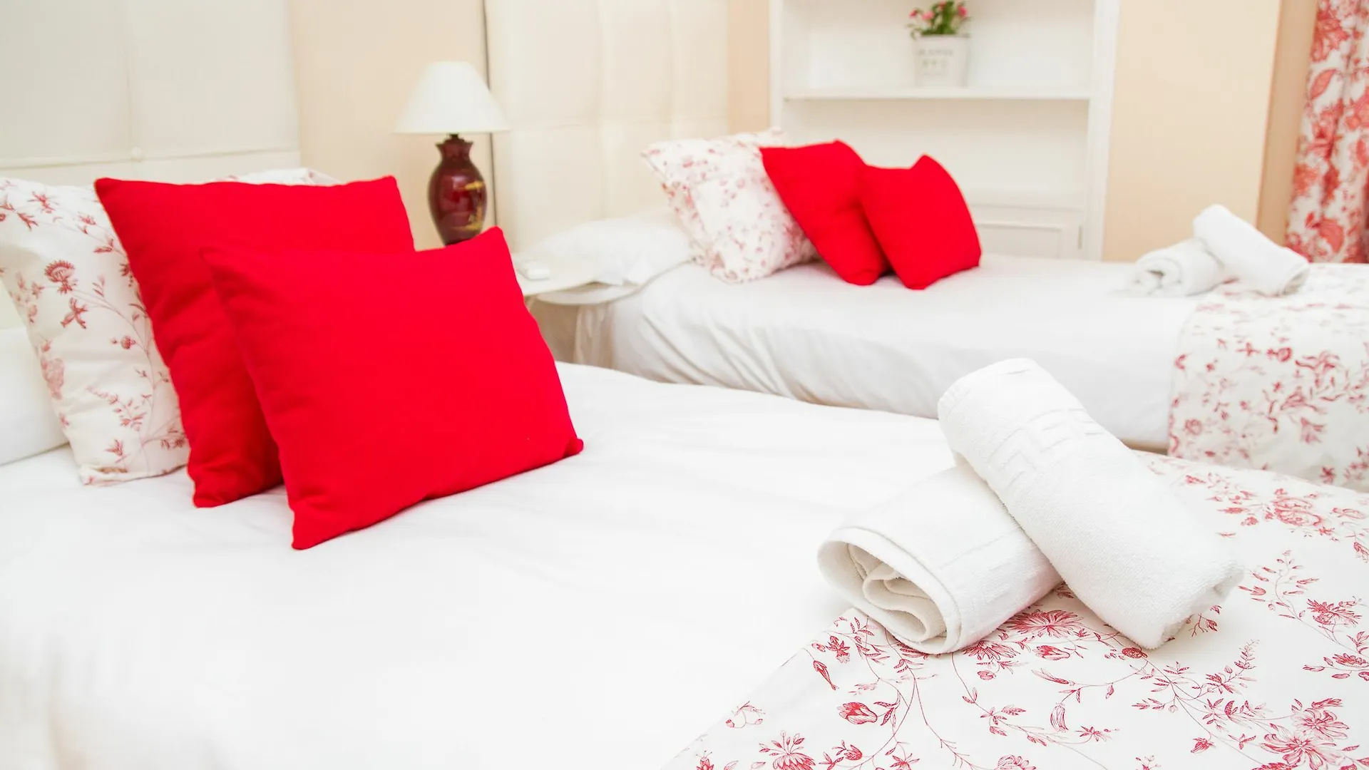 Spanish Apartment Into Cathedral Square By La Recepcion Malaga