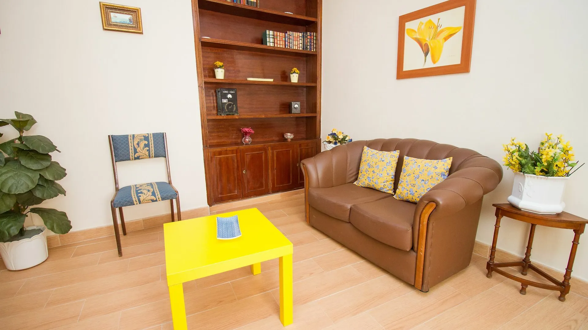 Spanish Apartment Into Cathedral Square By La Recepcion Malaga Spain